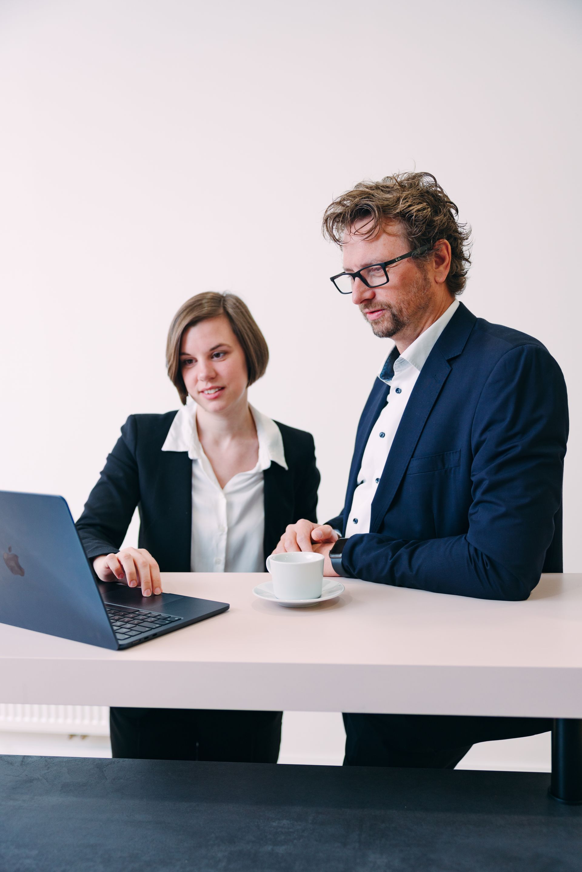 Zwei Personen schauen auf Laptop